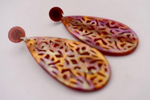 OBmix012626: Roze, goud, oranje oorhangers van resin aan mooie strass stekers.