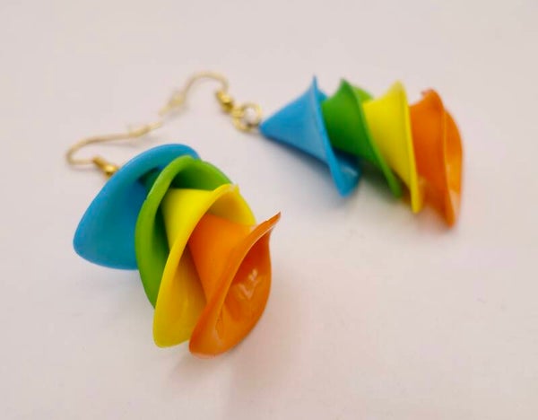 OBmix012725: Vrolijke oorbellen in turquoise, groen, geel en oranje.