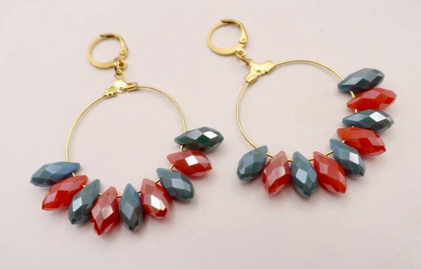 OBmix014625: Speelse oorhanger in rood en turquoise.