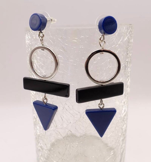 OBmix014724: Blauw met zwarte oorhangers met geometrische vormen.