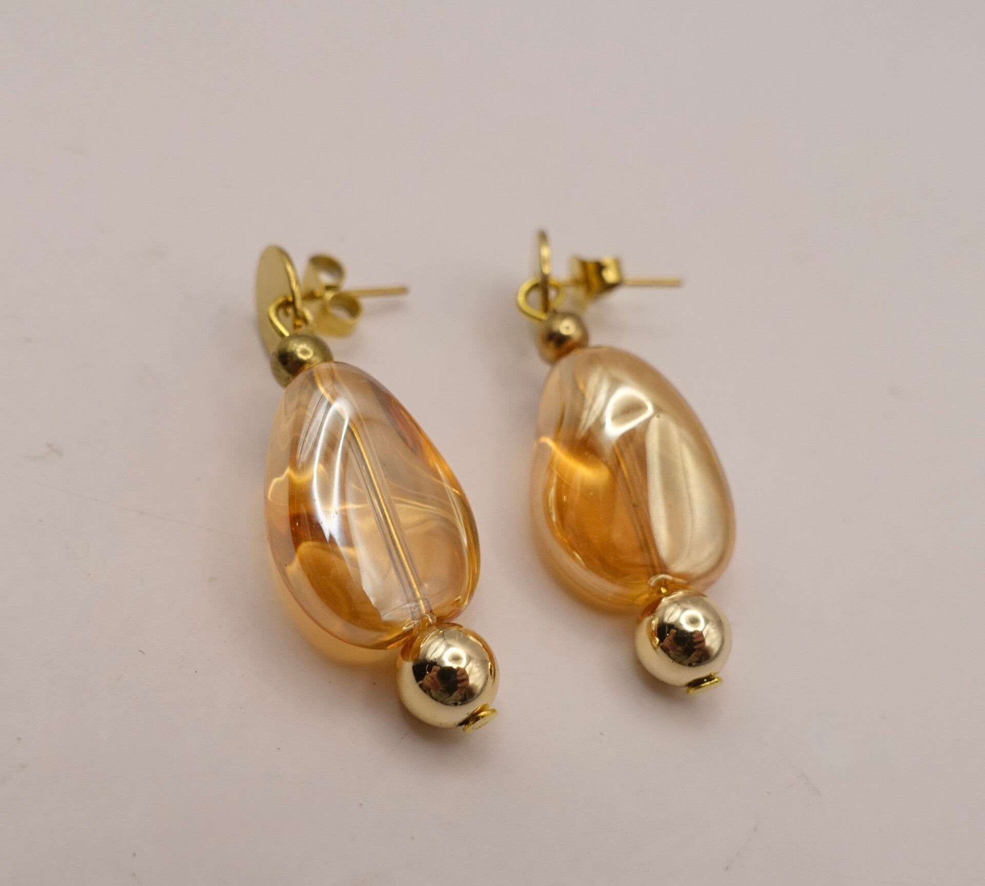 OBor014325: Champagne (zacht zalm-) kleurige, glazen oorhangers.