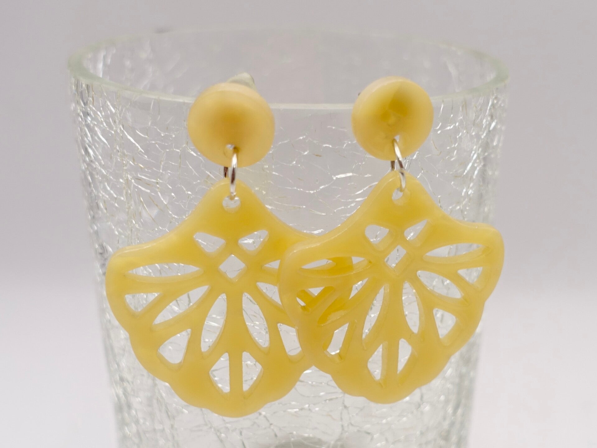 OBorzi010926: Pastel, peach blush resin, barok oorhangers.