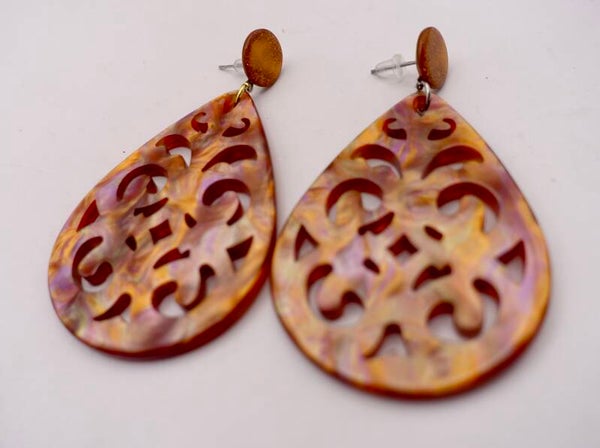 OBpa012626: Roze, goud, oranje oorhangers van resin aan mooie strass stekers.