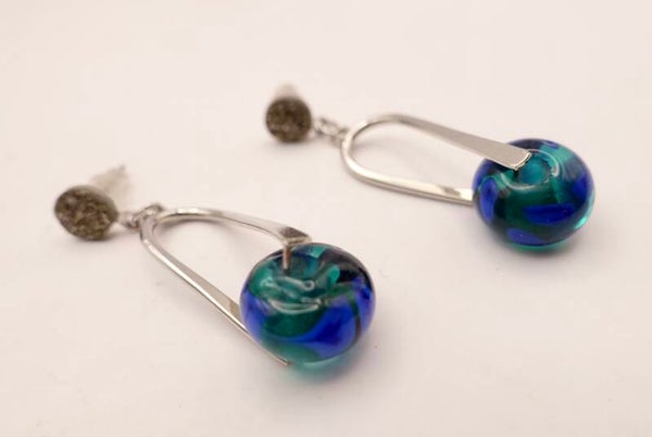 OBpetr012625: Petrol/blauwe oorbellen in zilvermetalen hangers.