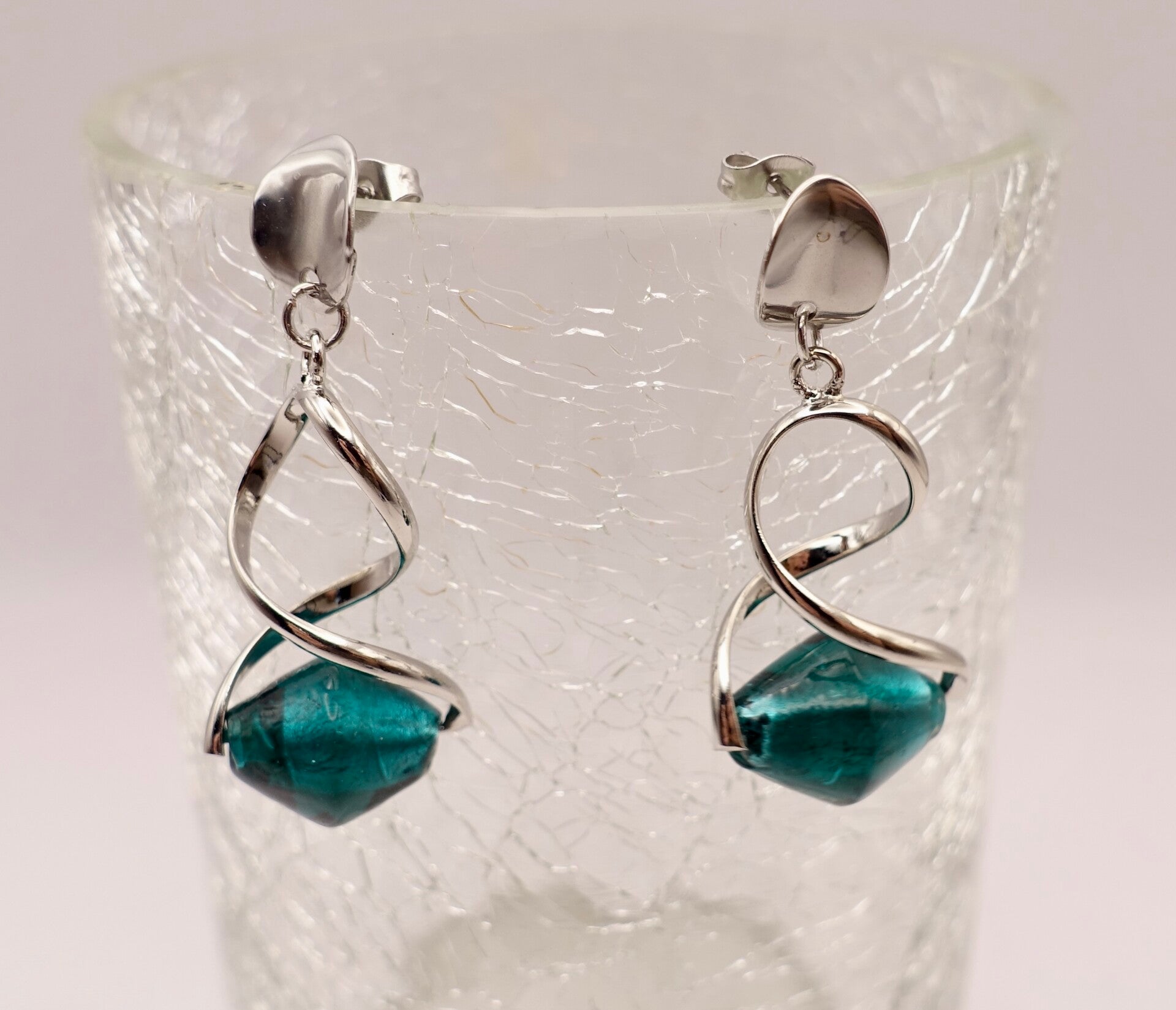 OBpetr014524: Prachtige, petrol oorhangers aan DQ zilvermetalen stekers.