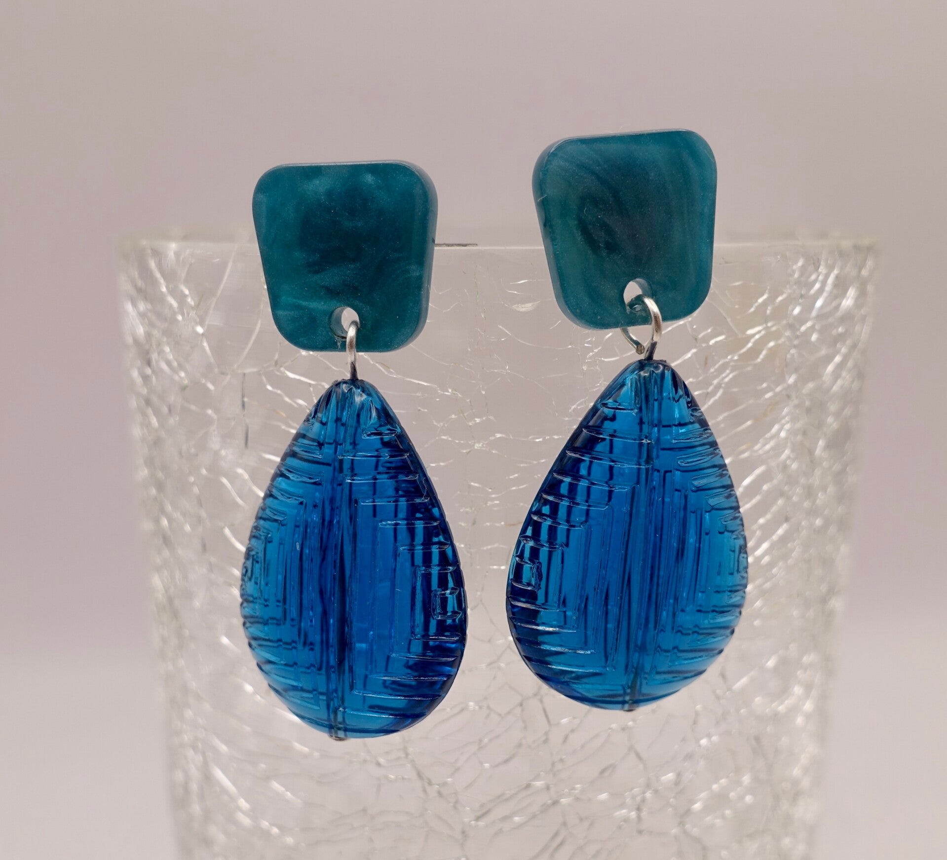 OBpetr015125; Petrol oorhangers aan resin stekers.