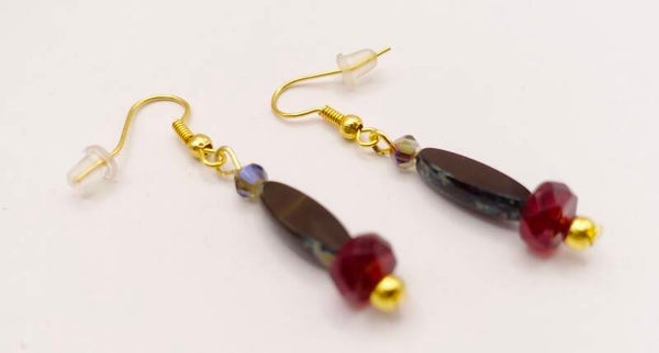 OBro014625: Oorhangers in diep donkerrood met goudmetaal afgewerkt.