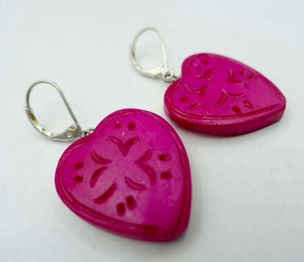 OBros011025: Fuchsiaroze oorhangers met zilvermetaal afgewerkt.