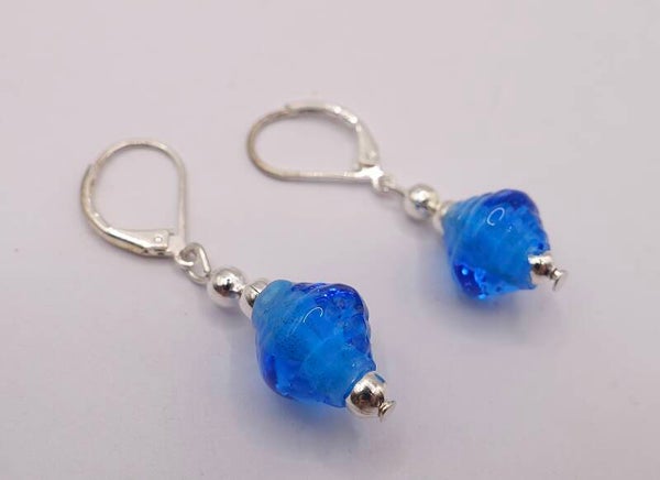 OBtu010524: Turquoise handmade oorhangertjes van glas.