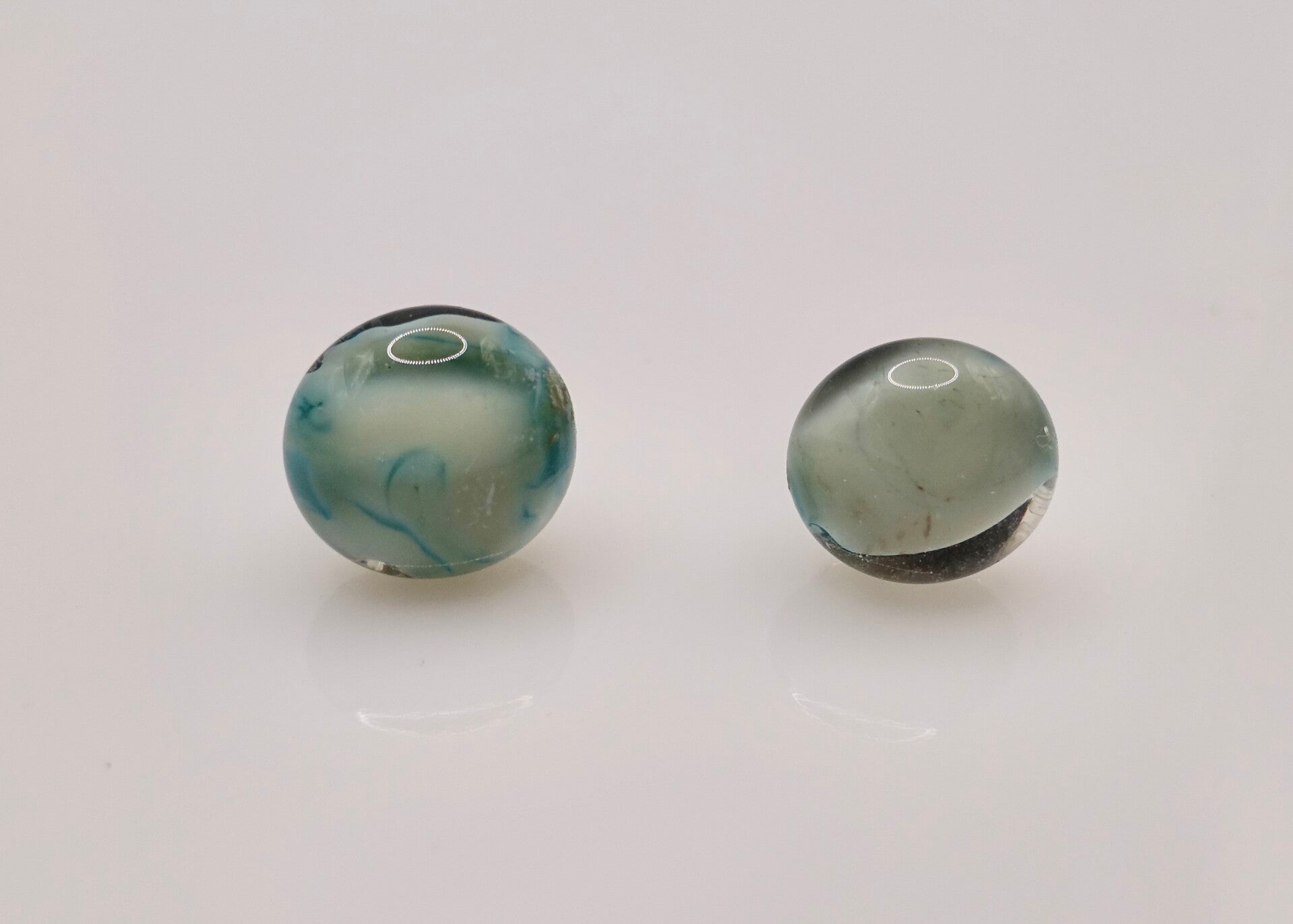 OBtu022724: Pastel turquoise glasstekers uit eigen atelier.