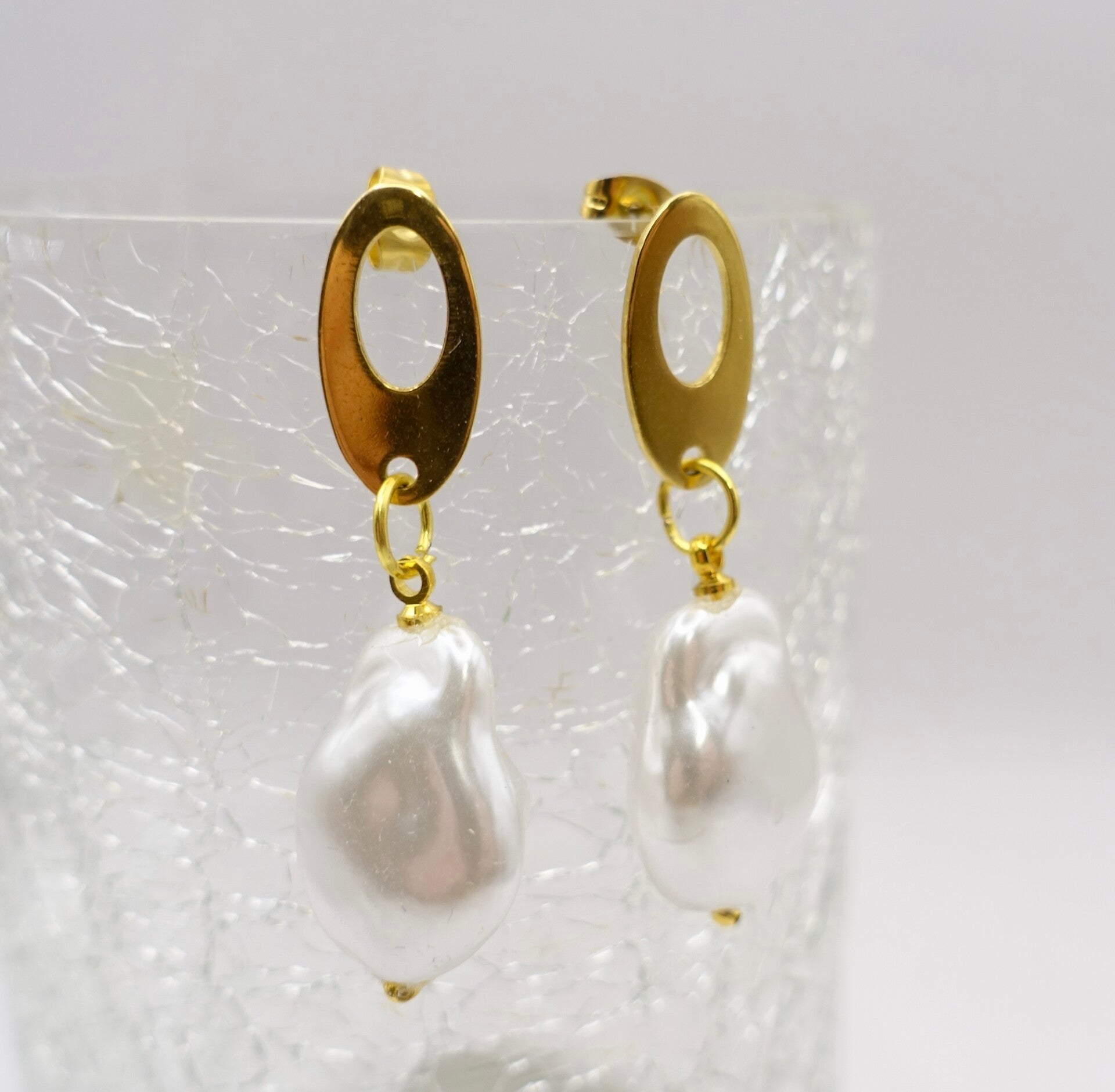 OBwit010926: Prachtige oorbellen van grote, witte imi zoetwaterparels.