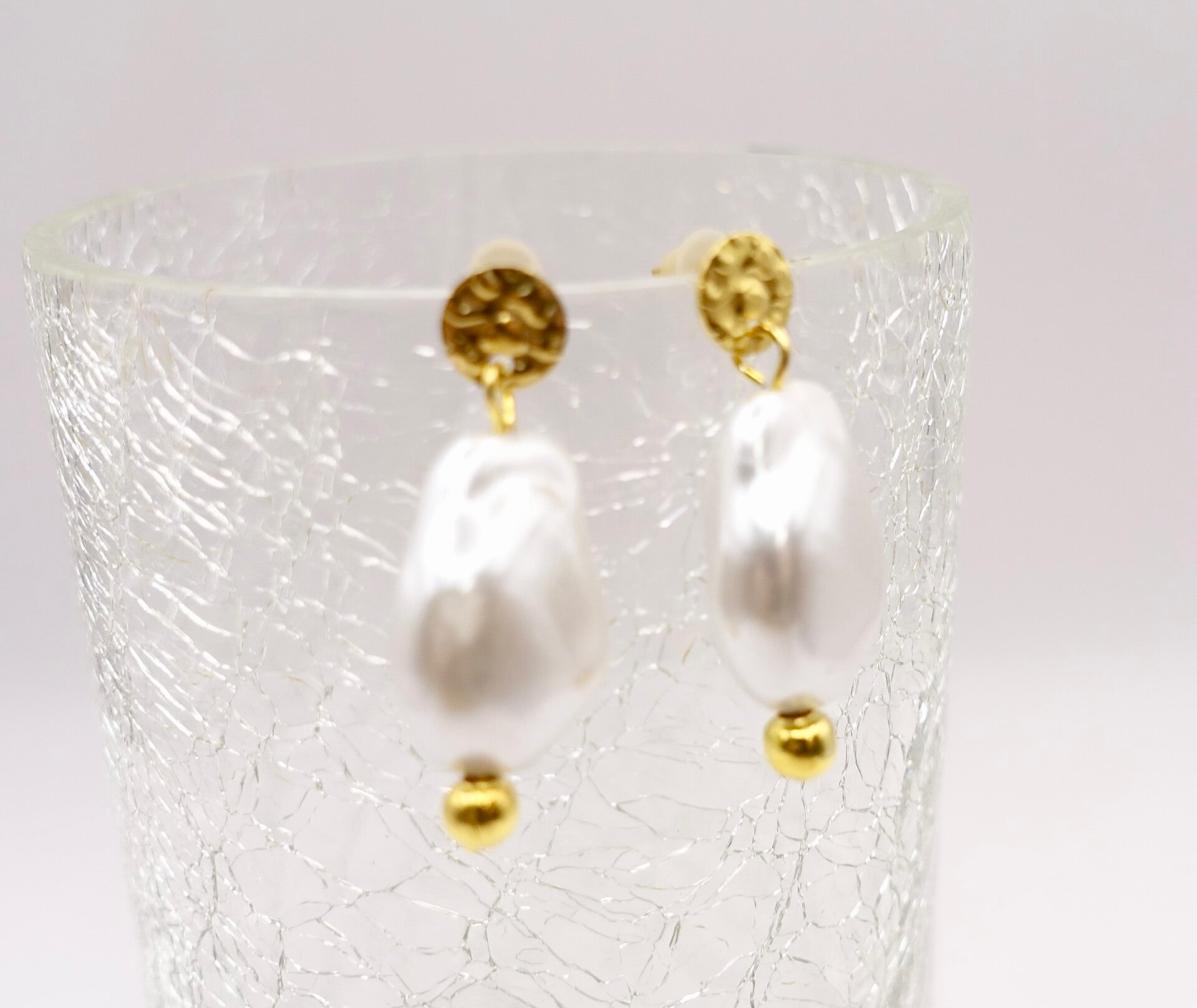 OBwit030926: Prachtige oorbellen van grote, witte imi zoetwaterparels.