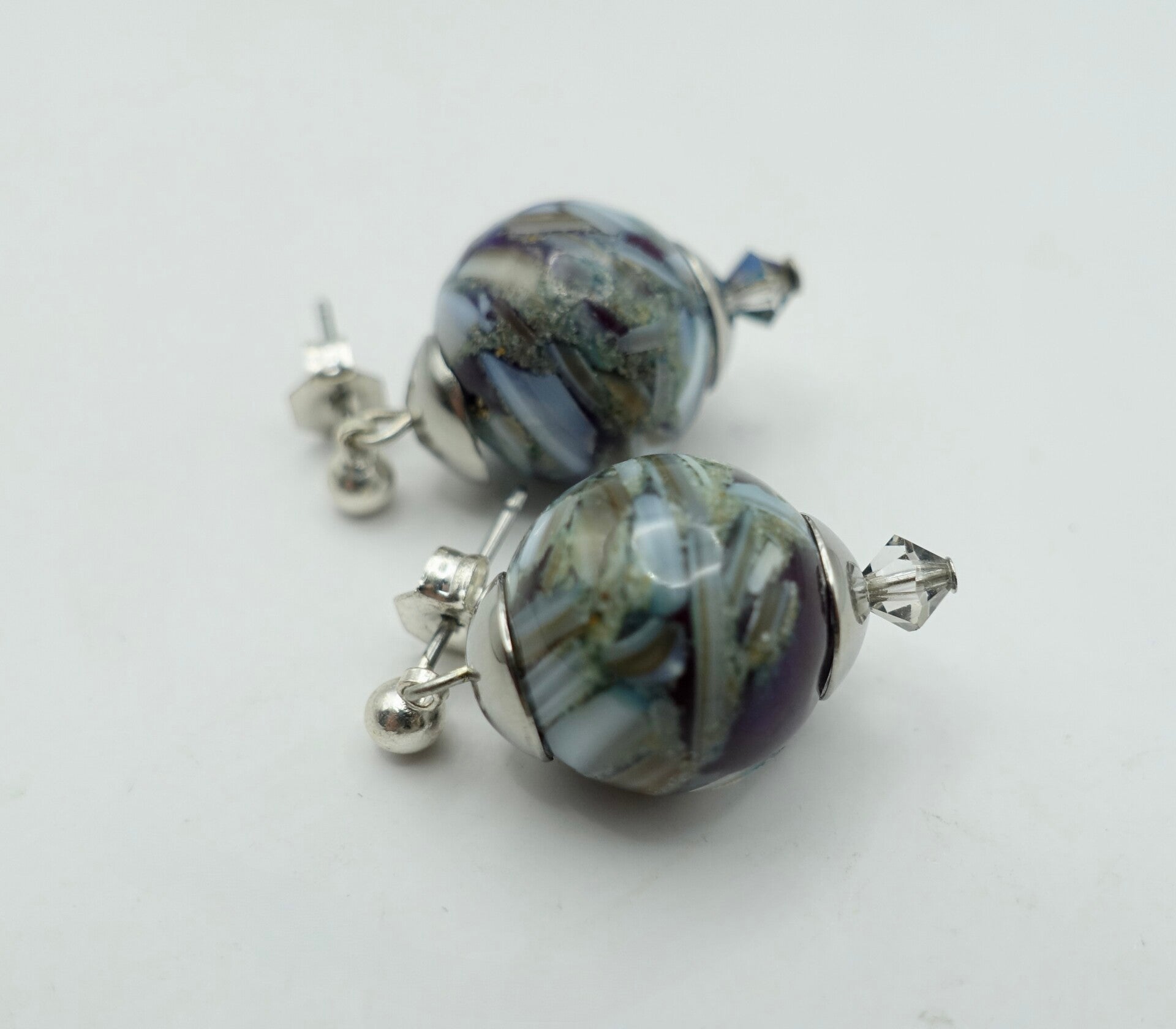 OBzw012225: Zwart, grijs, blauwe oorhangertjes van parelmoer.