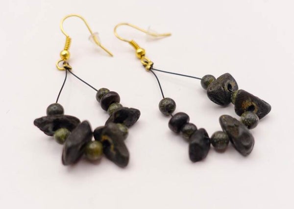 OBzw014625: Oorhangers van kokos en unakiet in zwart/groen.