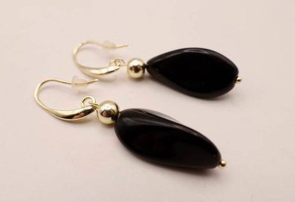 OBzw021525: Zwarte, gedraaide pegels aan 12K/14K goldfilled hangers met  goldfilled kralen.