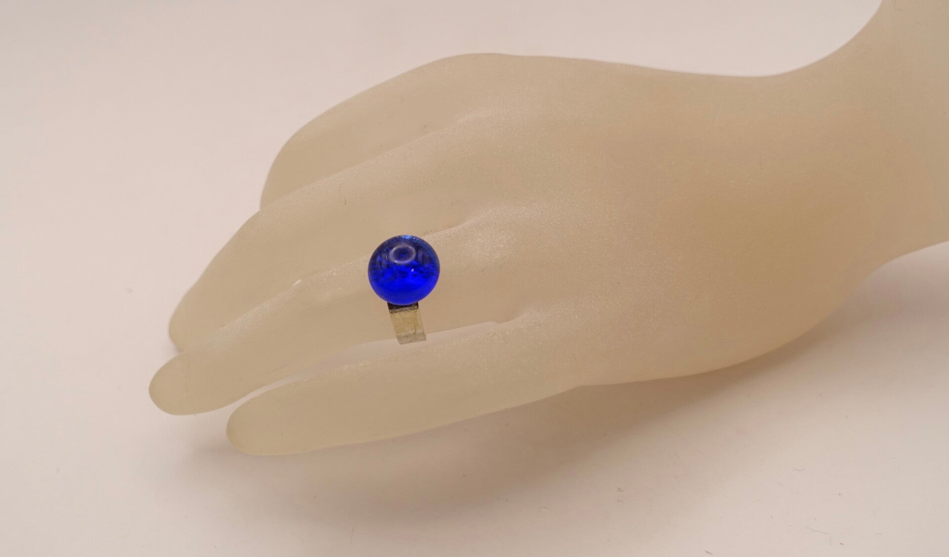 Ribl011126: Koningsblauw, verstelbaar ringetje.