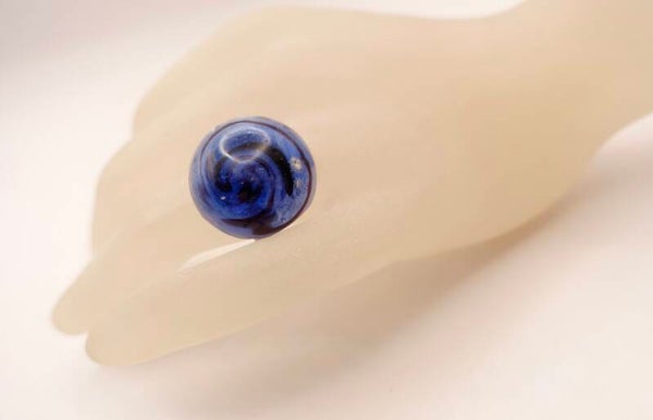 Ribl012226: Mooie, ronde, blauwe ring met zwarte vegen.