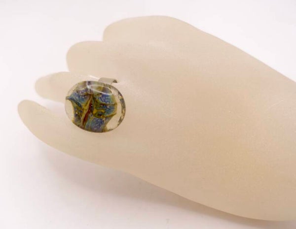 Ribl014625: Prachtige ring van glas in meerdere tinten.