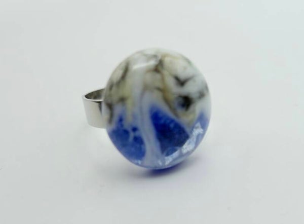 Ribl015024: Gevlamde, blauw met ecru ring en iets taupe. Verstelbaar.