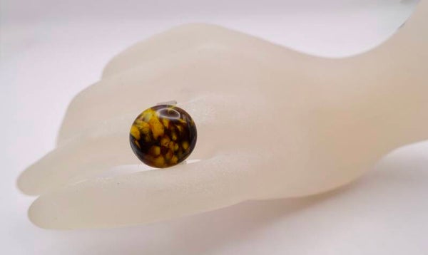 Ribr012725: Ronde ring in bruin, oker; glas.