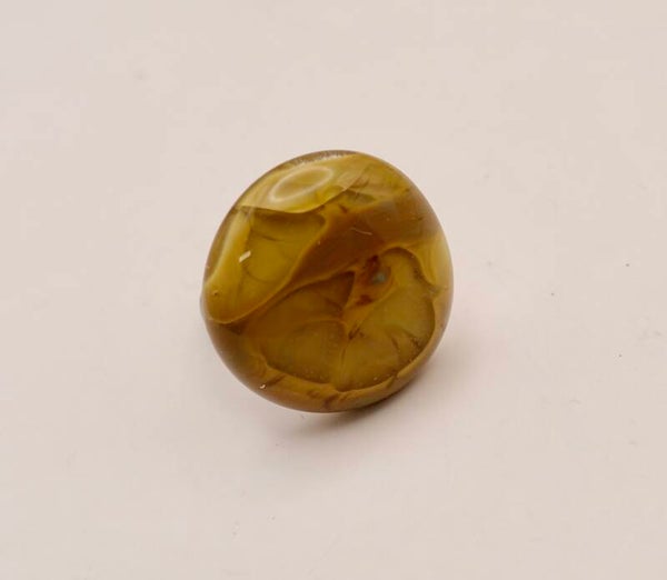 Ribr013826: Warme camelkleur ring van glas met veel diepte.