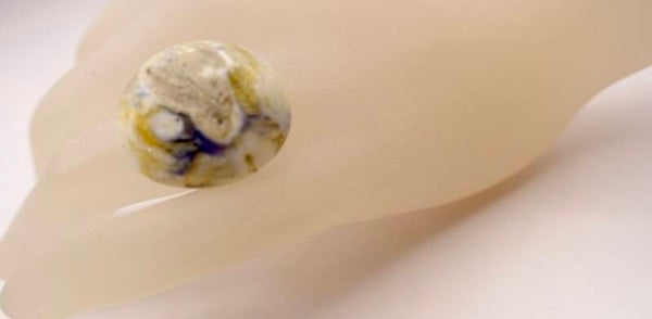 Riec012226: Prachtige, ecru met zachtblauwe en ecru ring. Handgemaakt.