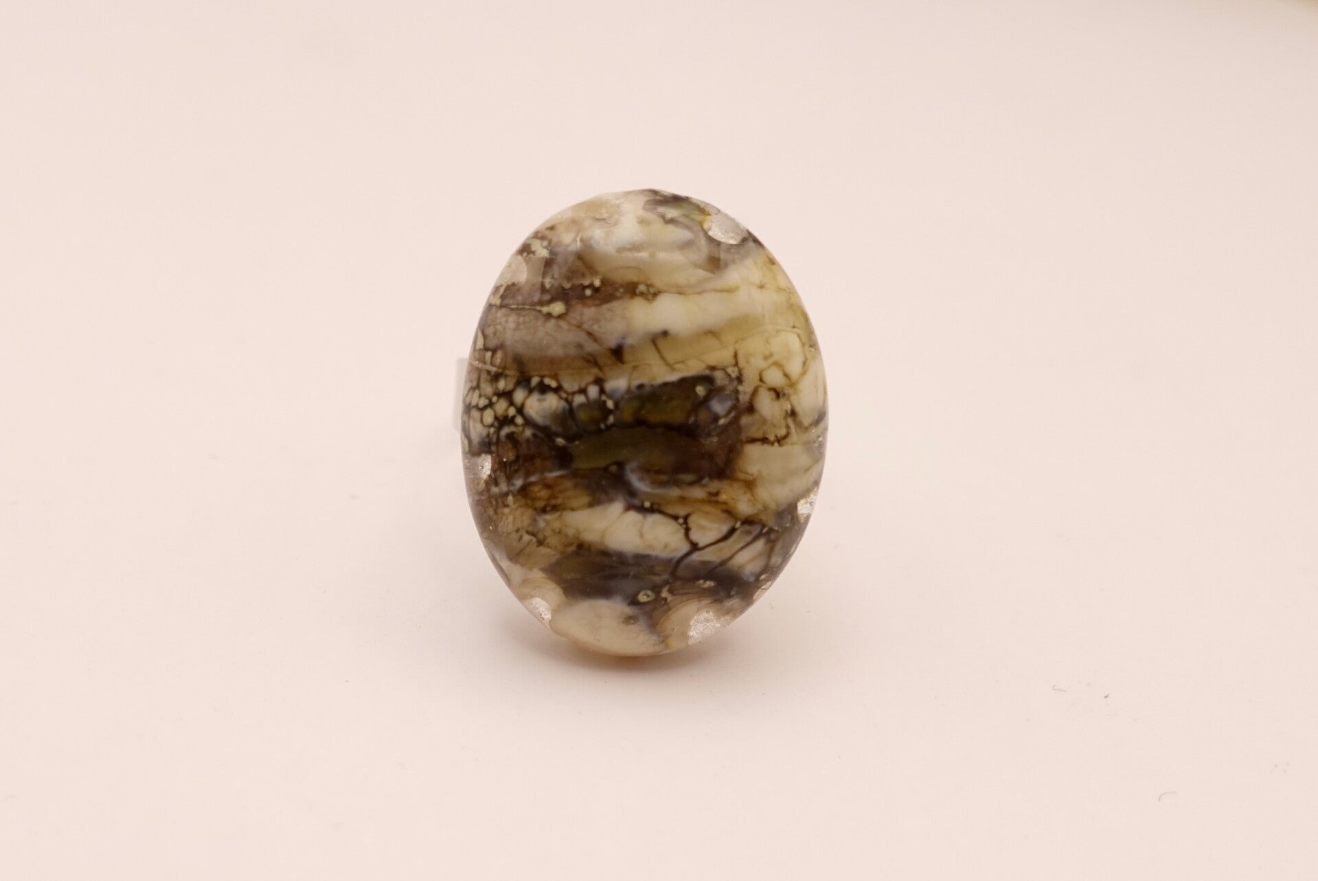 Riec014624: Ecru, taupe, zwart, groen, blauwe ring.