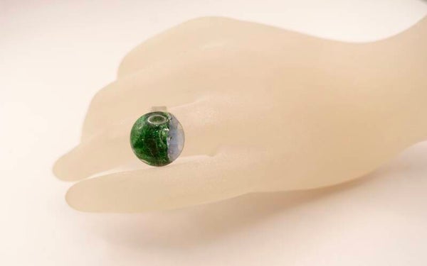 Rigr012226: Groene, sparkle ring met iets lichtblauw.