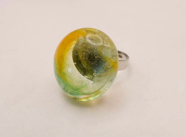 Rigr014026: Handgemaakte, glazen ring in transparant met vleugje groen en geel.