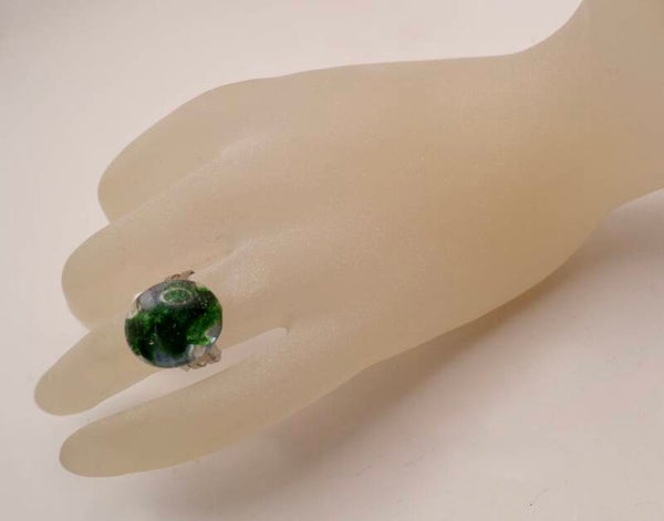 Rigr022226: Groene, sparkle ring met iets lichtblauw
