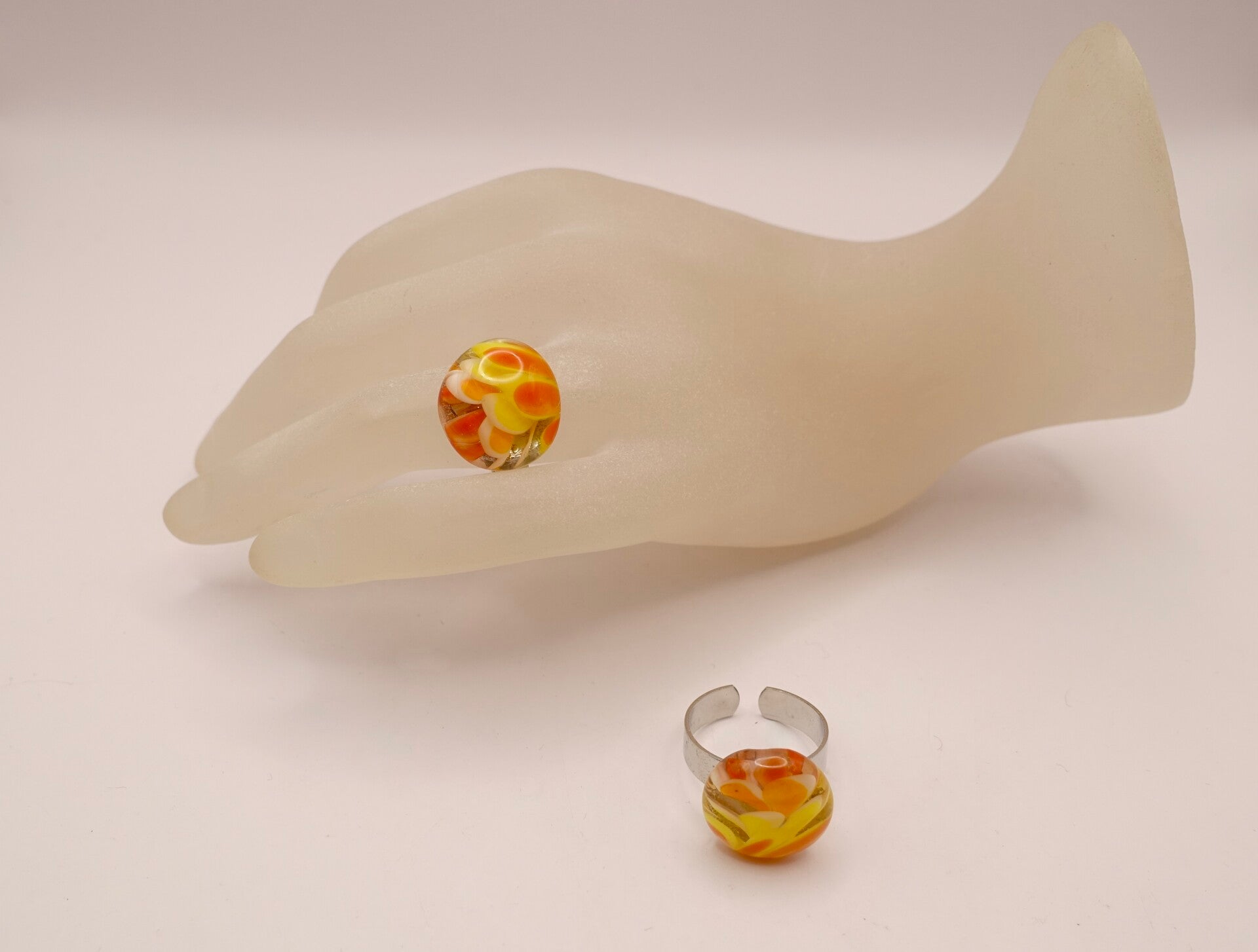 Rior010425: Handgemaakte, verstelbare ring in oranje, geel in Dahlia-motief.