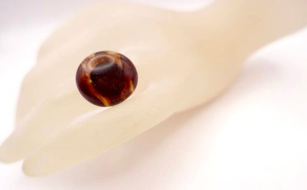 Riro014226: Diep donkerrode/burgundy, iets ovale, glazen ring.