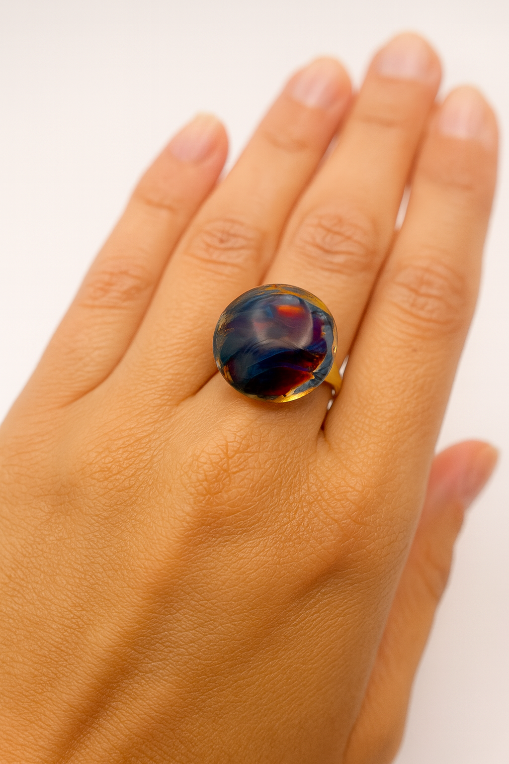 Riro2: Iets ovale, verstelbare ring in donkerrood, blauw, roze.