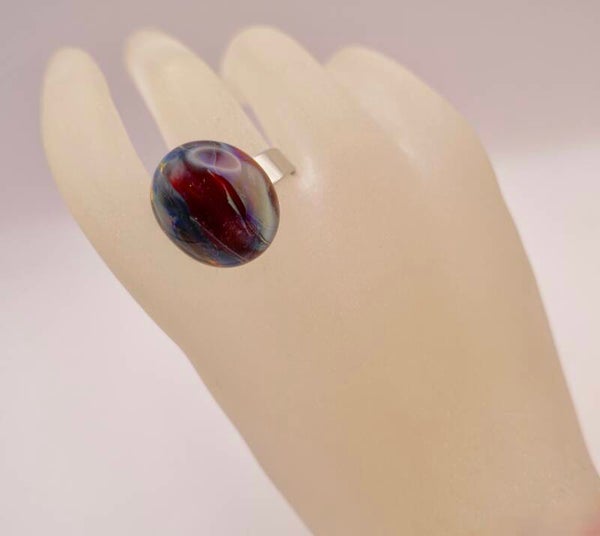 Riro4: Iets ovale, verstelbare ring in donkerrood, blauw en greige.