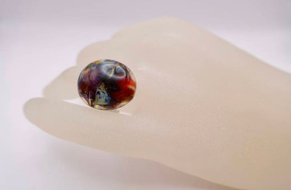 Riro8: Ovale ring van zilverglas in donkerrood, lila en greige.