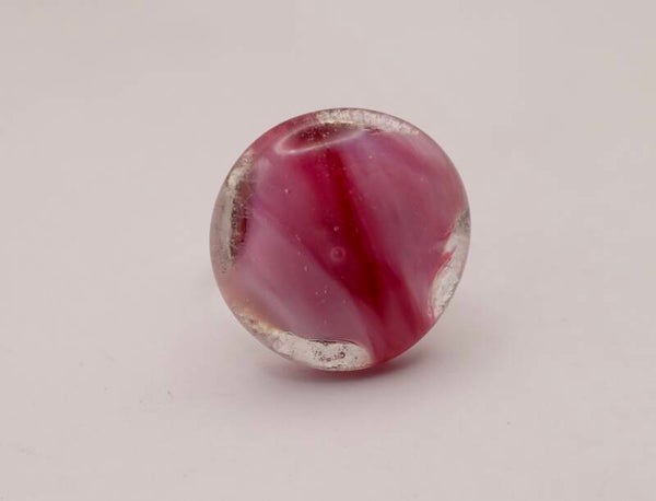 Riros013426: Verstelbare, roze glazen ring, uit eigen atelier.
