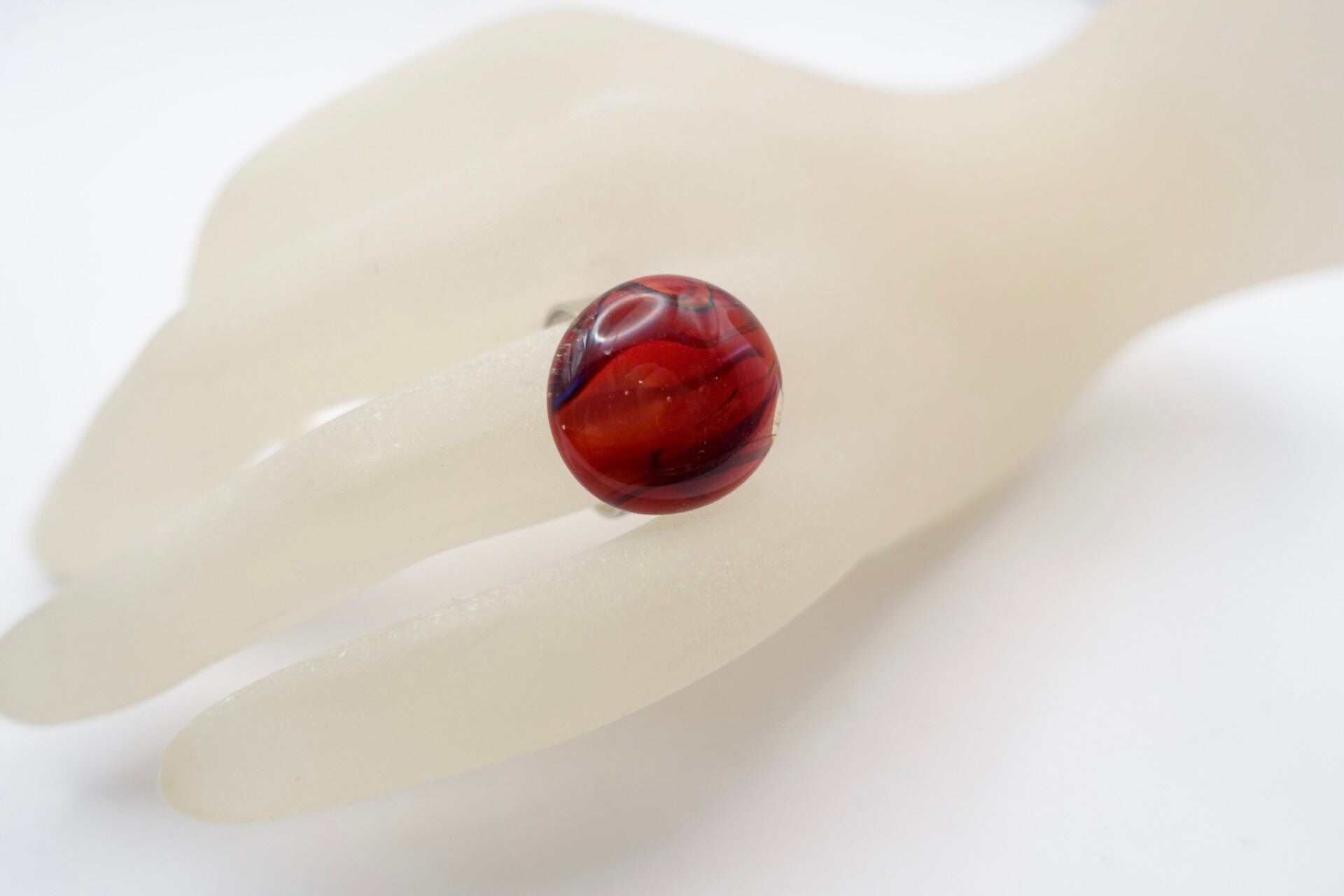 Rirozi010926: Rode, handgemaakte glazen ring.