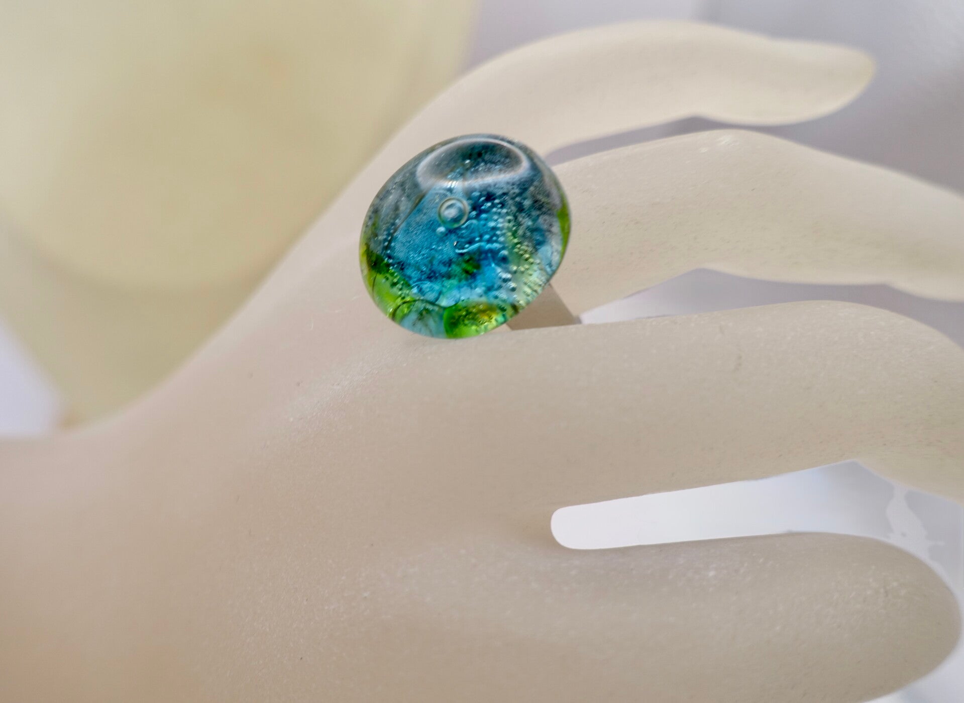 Ritu014425: Handgemaakte glazen ring in turquoise/petrol/groen.