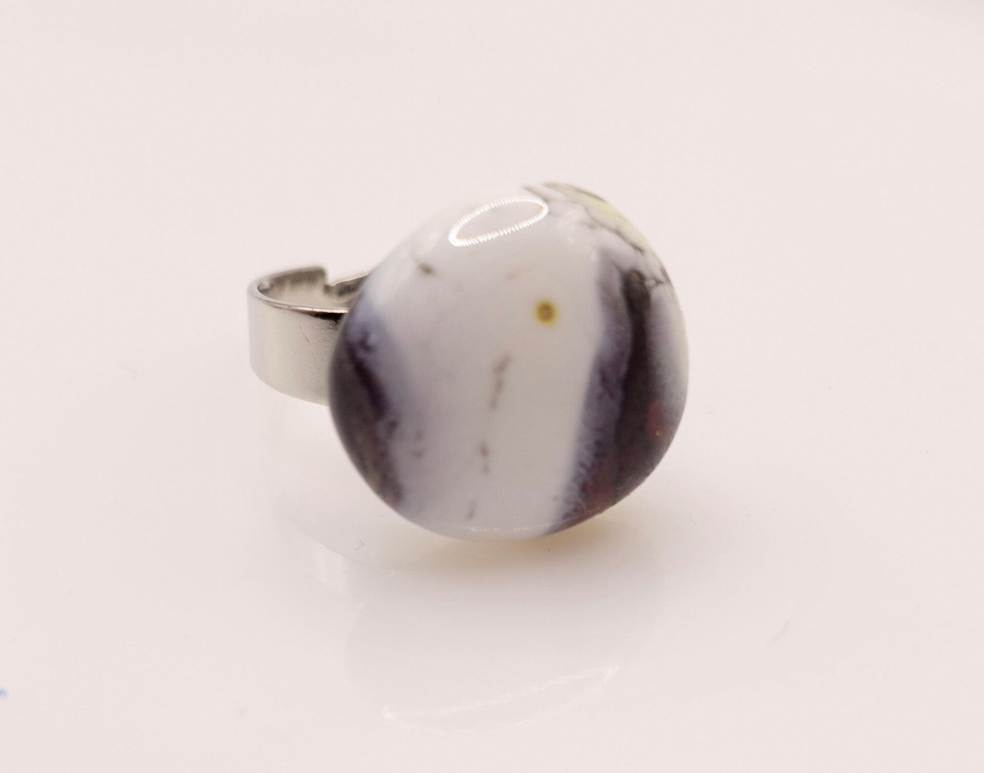 Riwit013424: Handgemaakte glas ring in wit, grijs, zwart.