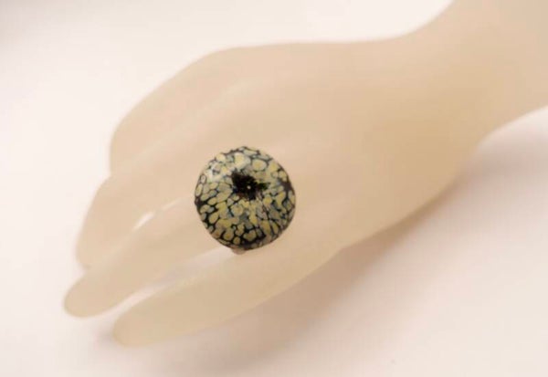 Rizw012226: Zwarte ring met raku frit, handgemaakt.