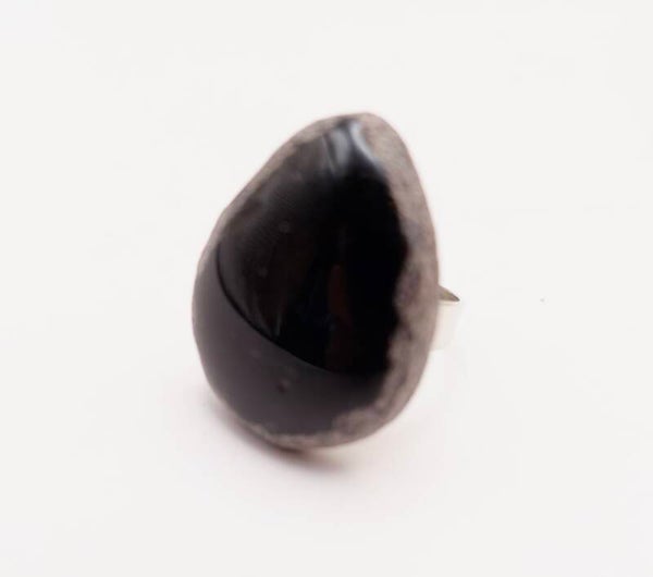 Rizw013826: Ring in zwart met iets taupe, half glans, half gematteerd.