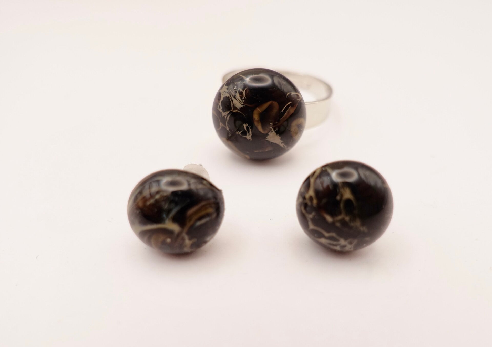 Rizw014524: Zwart met iets goud/taupe, verstelbare ring