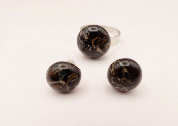 Rizw014524: Zwart met iets goud/taupe, verstelbare ring