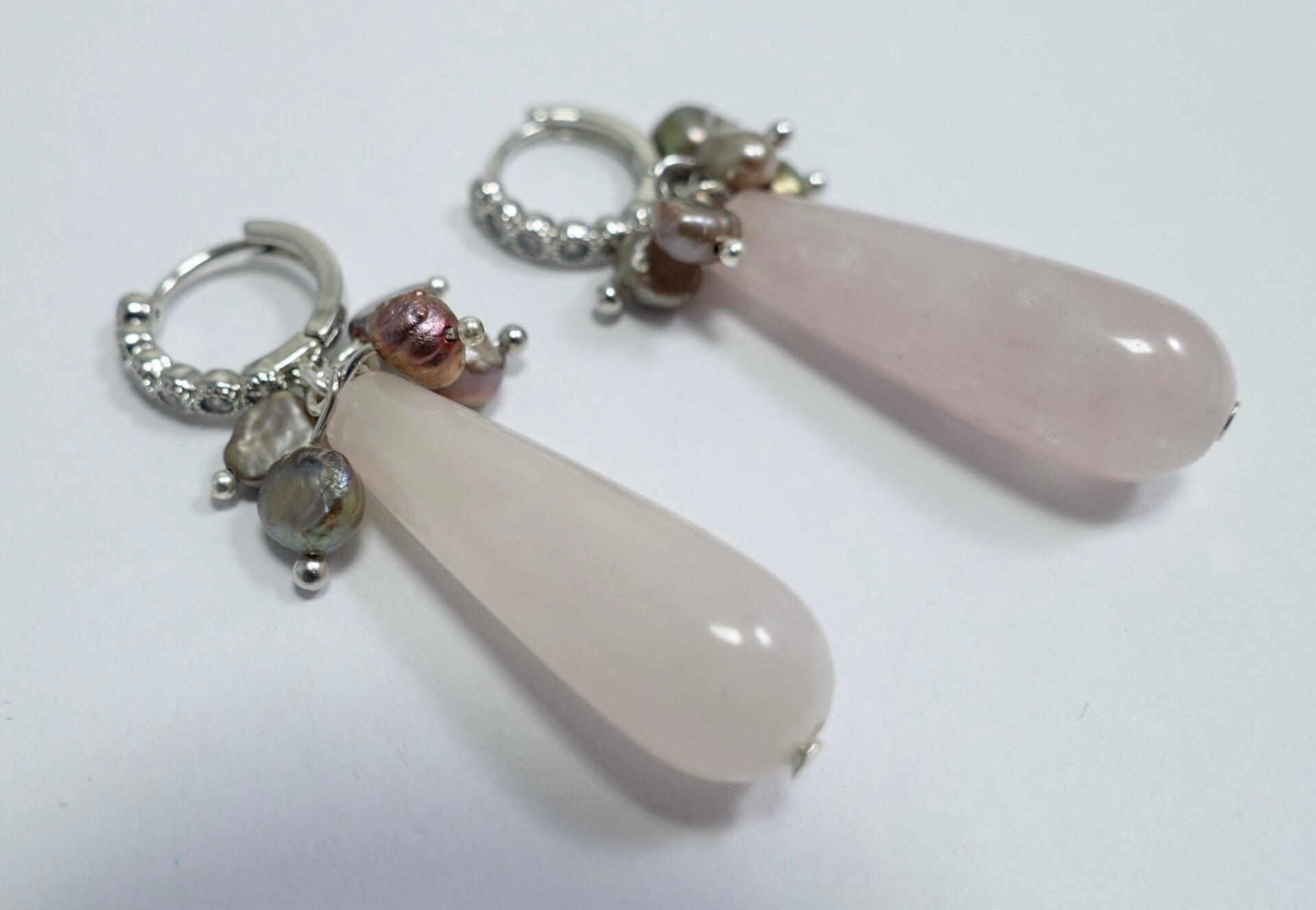 OBros024823: Zachtroze rozenkwarts oorhangers met zoetwaterparels.