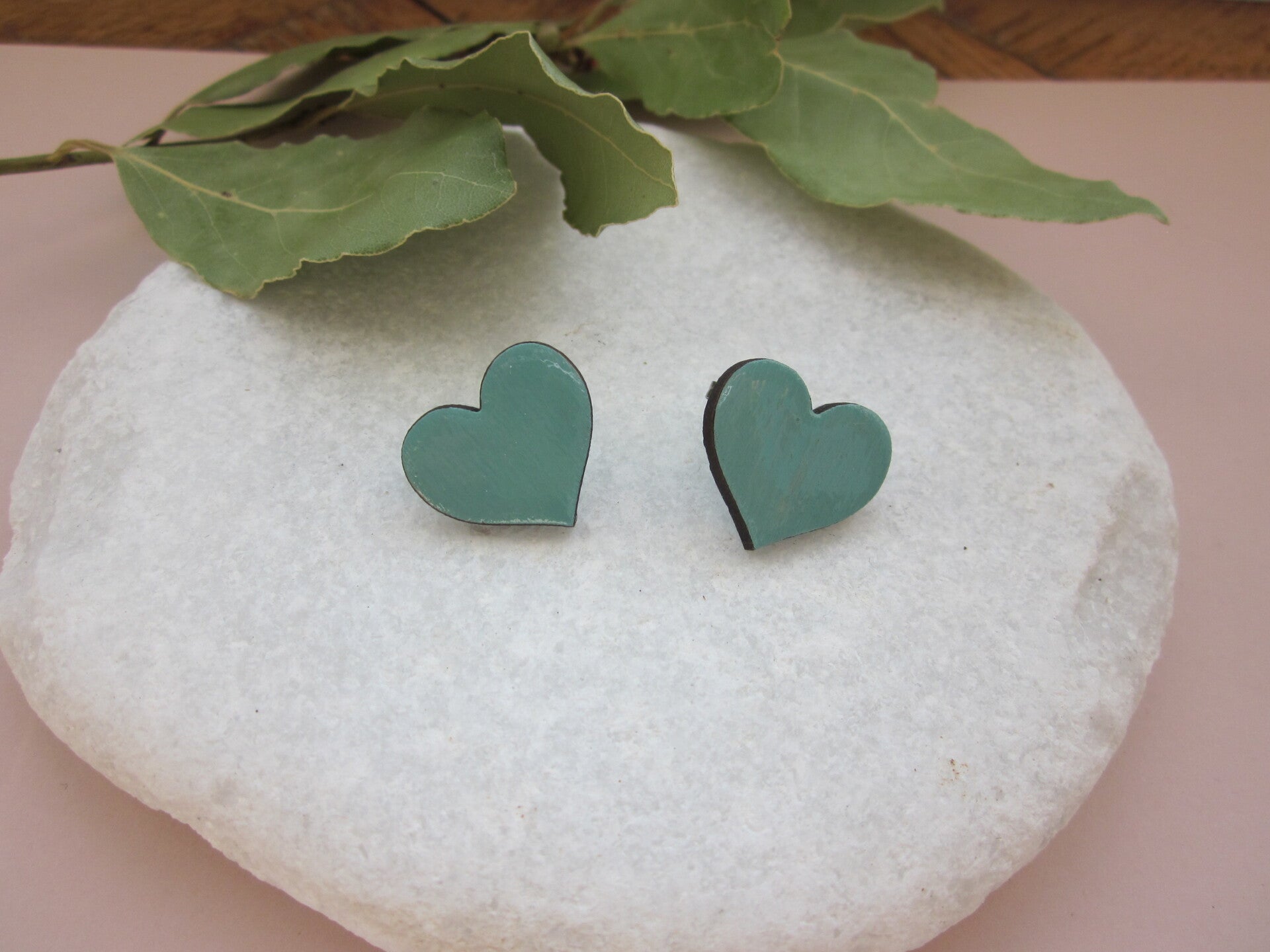 Boucles d'oreilles en bois - Puces - Coeur vert d'eau