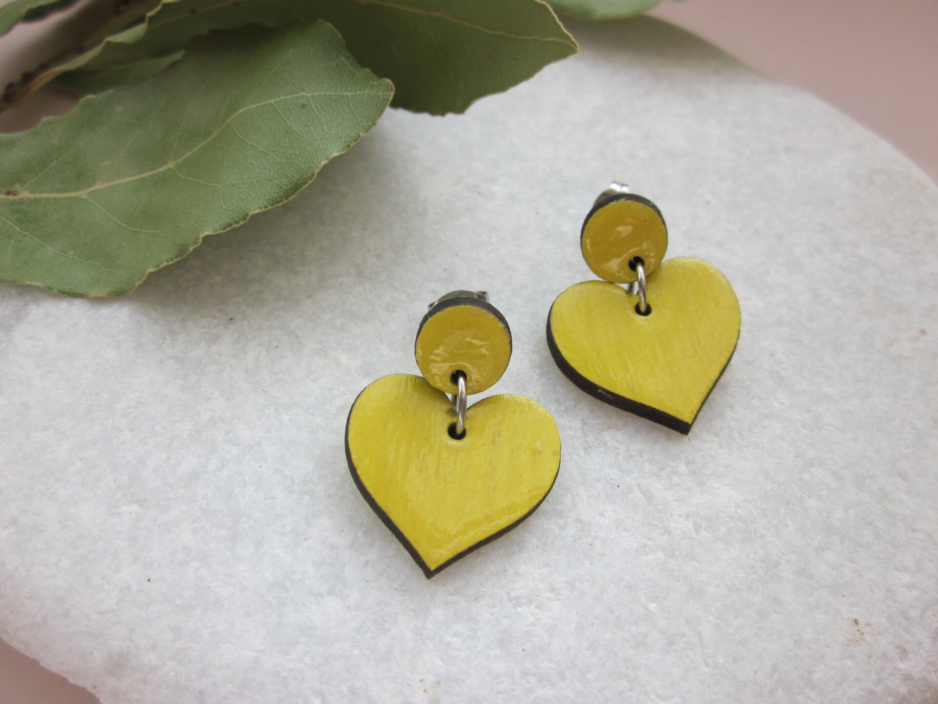 Boucles d'oreilles en bois - Puces - Coeur jaune