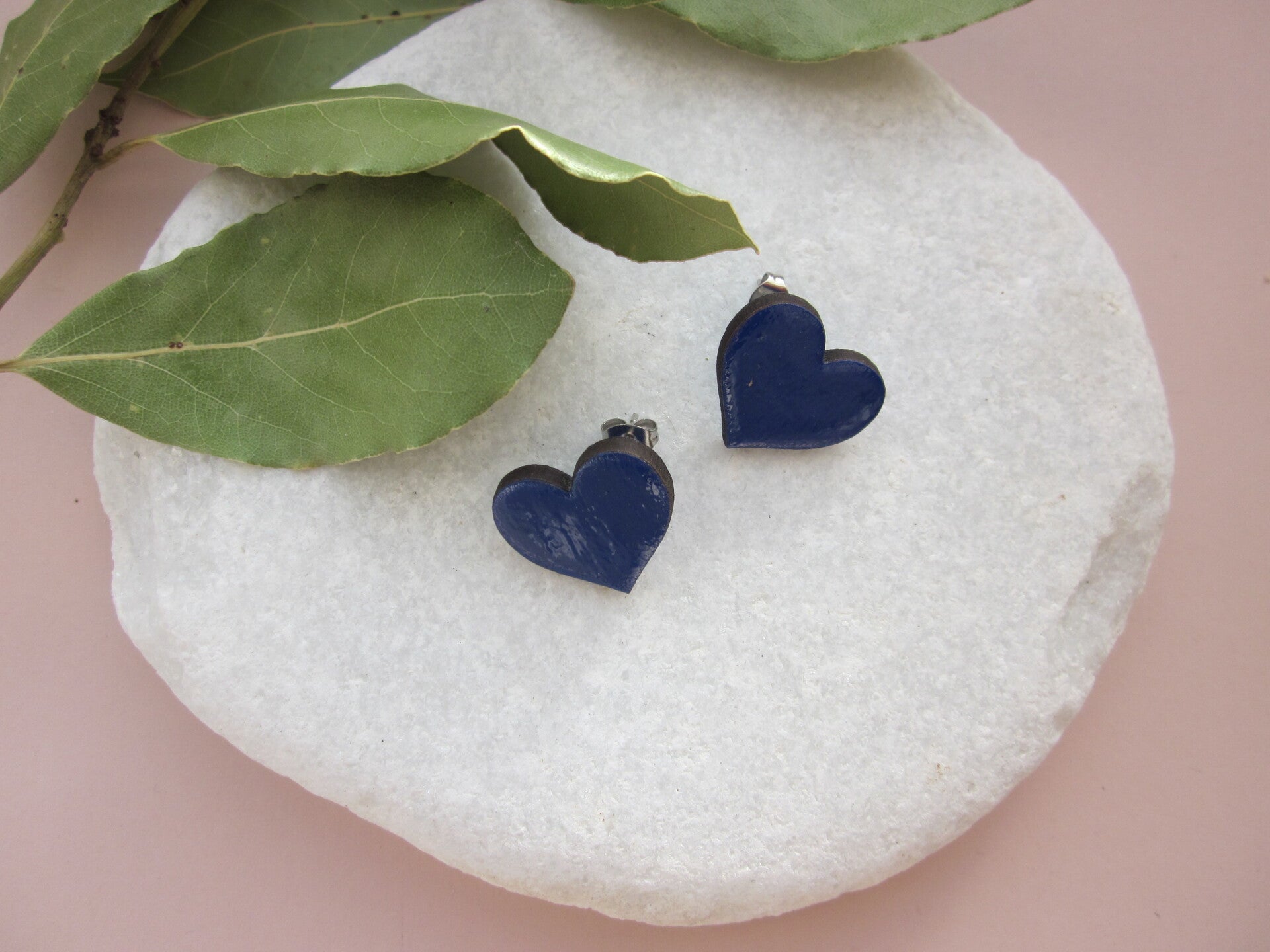 Boucles d'oreilles en bois - Puces - Coeur bleu marine