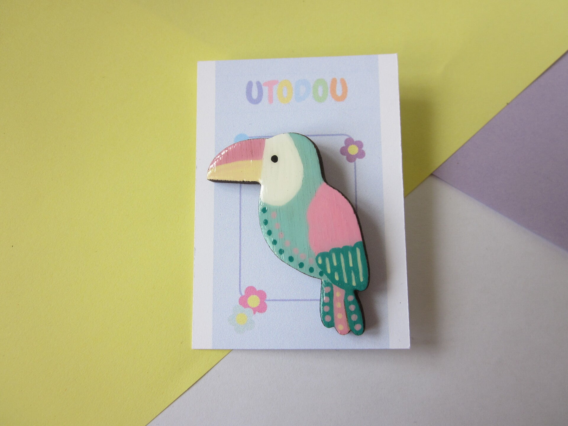 Pins en bois - Toucan peint à la main - Vert et rose