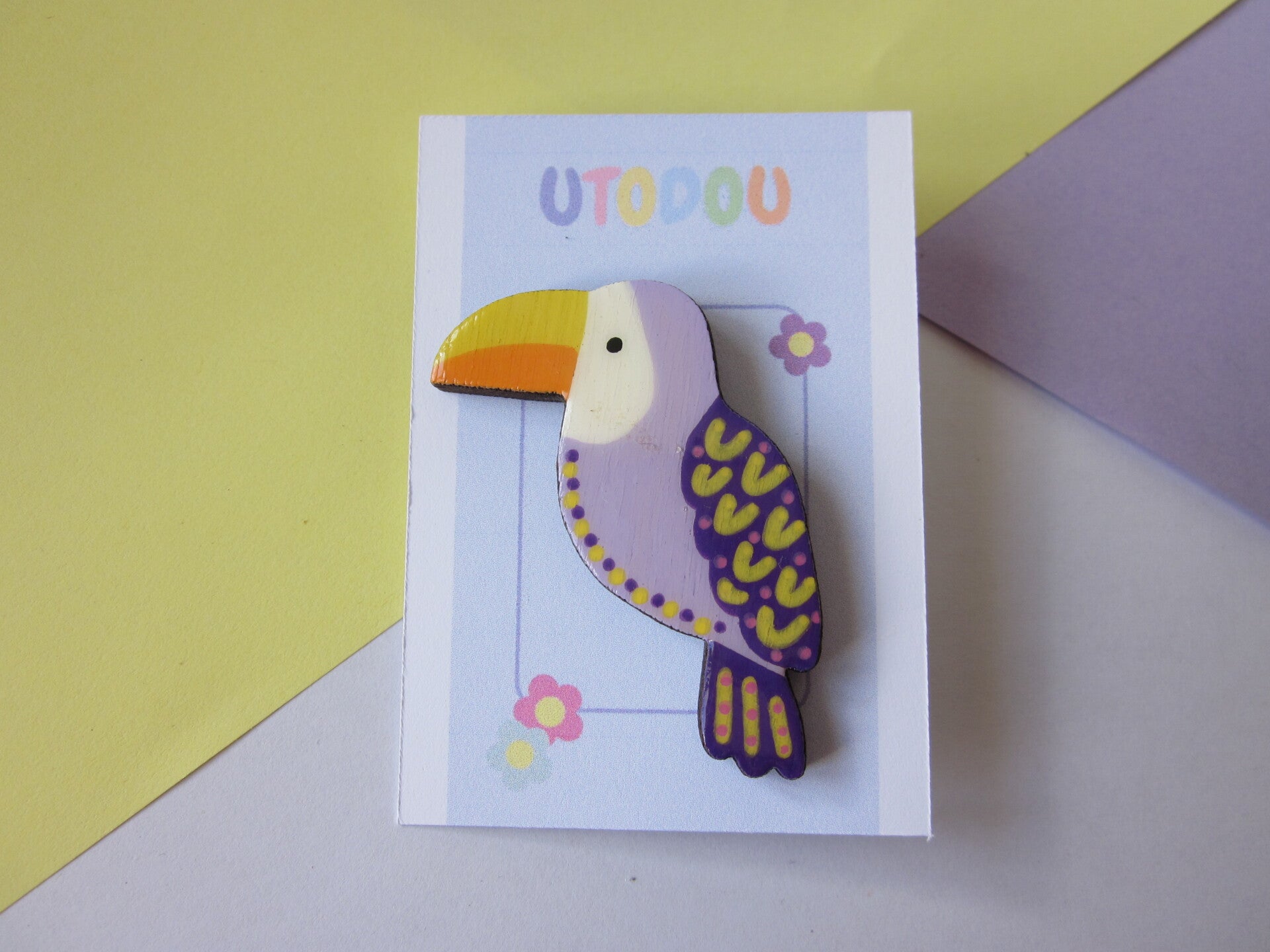Pins en bois - Toucan peint à la main - Violet et jaune