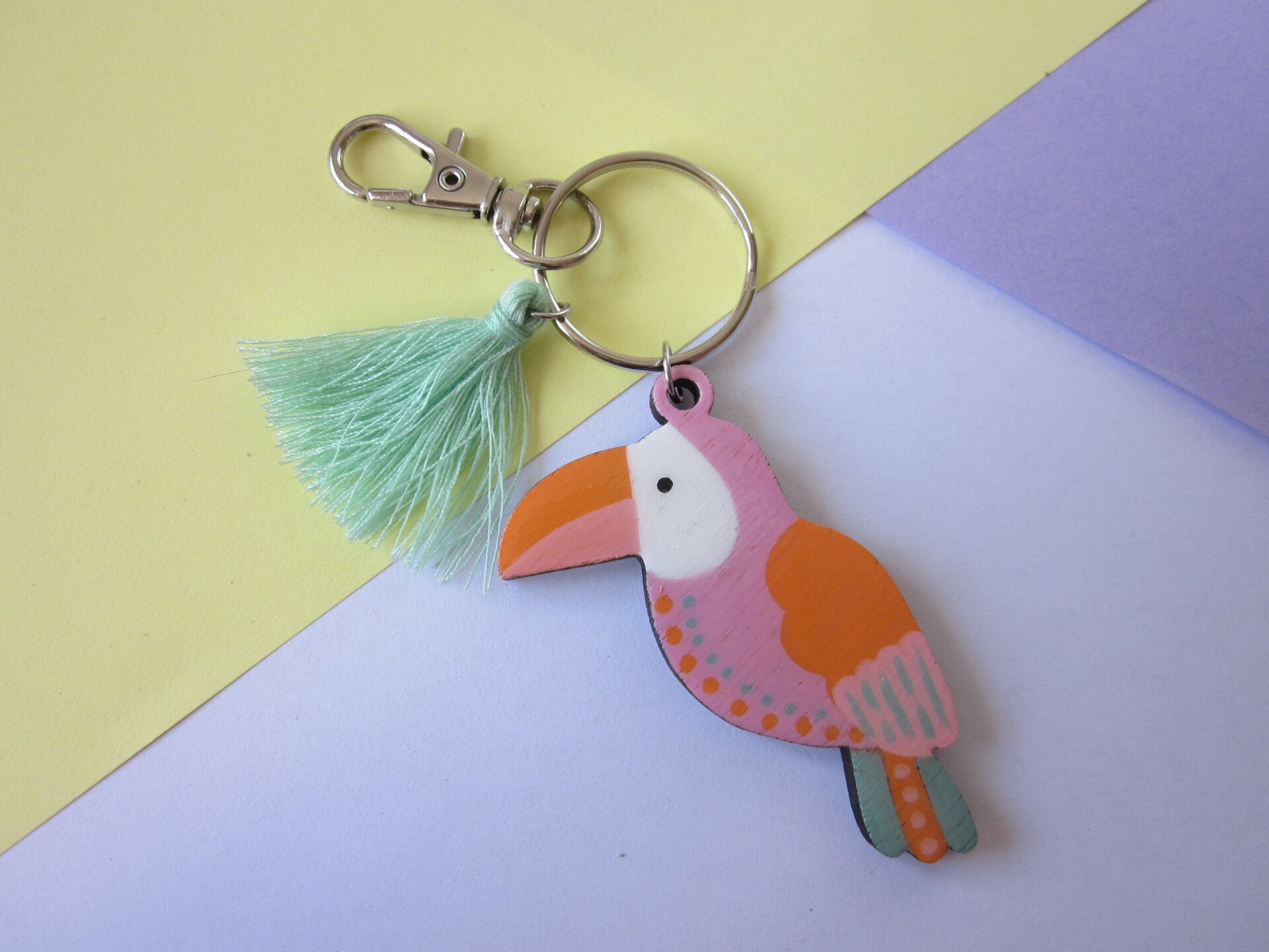 Porte-clés en bois - Toucan peint à la main - Rose, orange et vert